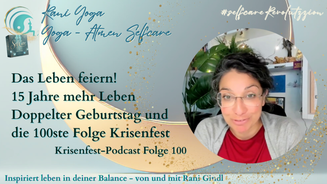 Rani Gindl lächelt in die Kamera, im Hintergrund Pflanzen und Bücher. Text: „15 Jahre mehr Leben – doppelt Geburtstag und Folge 100 Krisenfest“