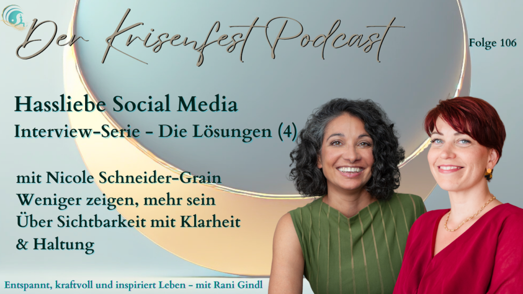 Podcast-Cover von „Krisenfest – Folge 106“ mit Nicole Schneider-Grain. Links der Text: „Weniger zeigen, mehr sein – über Sichtbarkeit mit Klarheit & Haltung“. Rechts ein Foto von Rani Gindl und Nicole Schneider-Grain lächelnd nebeneinander vor einem hellen Halbmond.