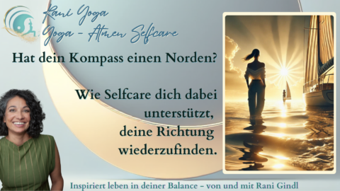 Eine Frau steht im seichten Wasser und blickt in Richtung Sonnenuntergang. Ein Segelboot liegt vor Anker, während Sonnenstrahlen den Himmel erhellen. Das Bild symbolisiert Orientierung, Neuausrichtung und innere Balance.