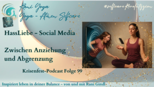 Zwei Frauen: Links eine, die vom Handy in einen digitalen Strudel gezogen wird, rechts eine, die in meditativer Ruhe ein Handy schwebend vor sich hält. Symbolbild für bewussten Umgang mit Social Media.