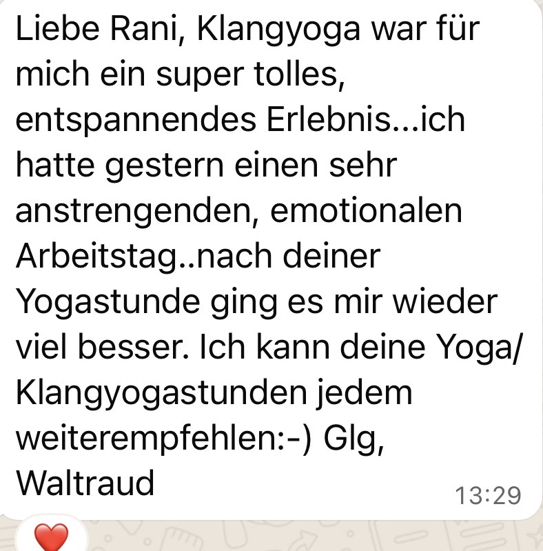 Feedback Klangyoga – Entspannung nach einem anstrengenden Arbeitstag WhatsApp-Nachricht einer Teilnehmerin mit positivem Feedback zu einer Klangyoga-Stunde. Sie beschreibt die Stunde als entspannend und berichtet, dass es ihr nach einem emotional anstrengenden Arbeitstag wieder deutlich besser ging.