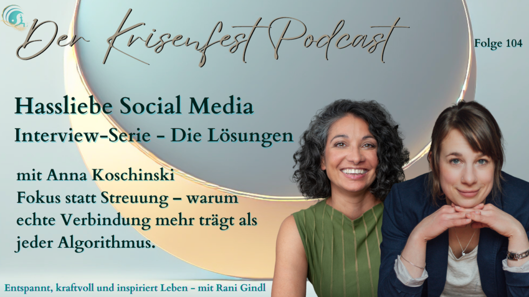 Zwei Frauen vor einem stilisierten Mond: links Rani Gindl, lachend mit lockigem Haar und grünem Top, rechts Anna Koschinski mit zusammengelegten Händen und direktem Blick in die Kamera. Text: Hassliebe Social Media - Interview-Serie - die Lösungen mit Anna Koschinski: Fokus statt Streuung – warum echte Verbindung mehr trägt als jeder Algorithmus. Folge 104 des Krisenfest Podcasts.