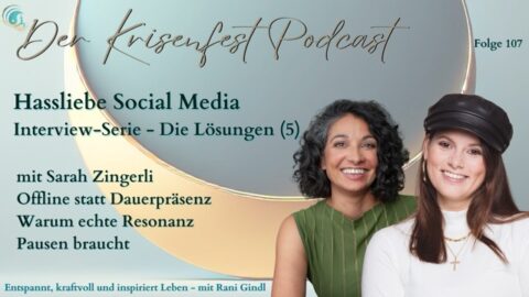 Beitragsbild zur Podcastfolge „Hassliebe Social Media – die Lösungen (5)“ mit Sarah Zingerli. Zwei Frauen lächeln in die Kamera. Schriftzug: „Offline statt Dauerpräsenz – warum echte Resonanz Pausen braucht“. Im Hintergrund ein goldener Sichelmond auf hellem Hintergrund. Links: Der Krisenfest Podcast – mit Rani Gindl.