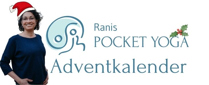 Ranis PocketYoga Adventkalender Foto von Rani Gindl mit Weihnachtsmütze neben dem Pocket-Yoga-Logo. Rechts davon steht der Schriftzug „Ranis Pocket Yoga Adventkalender“ mit einem kleinen weihnachtlichen Stechpalmenzweig zur Dekoration. Die Grafik kündigt den täglichen Adventkalender mit Mini-Yoga- und Atemübungen an.